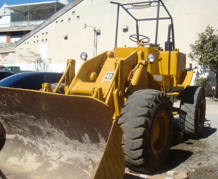 <p>
	Marca - Caterpillar<br />
	Capacidad cuchar&oacute;n - 1.72 m3<br />
	Capacidad a ras - 1.29 m3<br />
	Ancho - 2.44 m.<br />
	Consumo aprox. - 5 gal/hr<br />
	Capacidad dep&oacute;sito - 39 gal.</p>