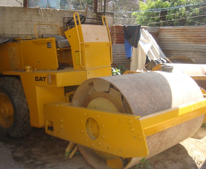 <p>
	Marca - Caterpillar&nbsp;<br />
	Tambor liso<br />
	Ancho de tambor - 1.68 m.<br />
	Fuerza centr&iacute;fuga - 11,224 kg.<br />
	Consumo aprox. - 3 gal/hr<br />
	Capacidad dep&oacute;sito - 44 gal.</p>