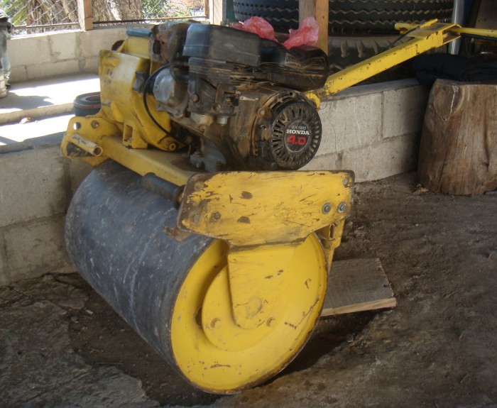 <p>
	Marca - Bomag<br />
	Motor - Honda GX120 4.0 Gasolina<br />
	Ancho de tambor &nbsp;- 0.56 m.<br />
	Di&aacute;metro de tambor - 0.40 m.<br />
	Peso - 169 kg.</p>