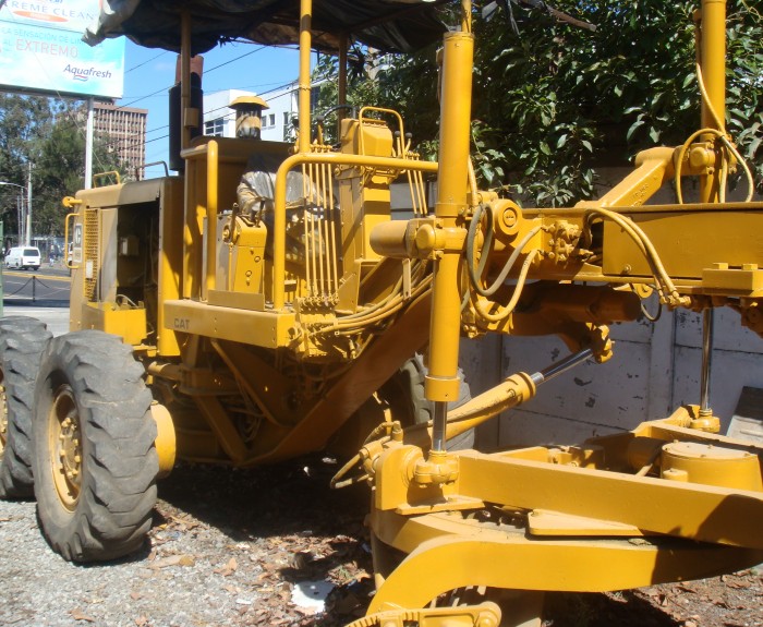 <p>
	Marca - Caterpillar<br />
	Longitud de hoja - 3.66 m.<br />
	Radio de giro - 6.70 m.<br />
	Consumo aprox. - 5 gal/hr<br />
	Capacidad dep&oacute;sito - 60 gal.</p>