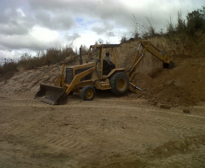 <p>
	Marca - Caterpillar<br />
	Cuchar&oacute;n Retroexcavador<br />
	Capacidad - 0.20 m3<br />
	Ancho - 0.61 m<br />
	Cuchar&oacute;n Cargador<br />
	Capacidad - 0.76 m3<br />
	Ancho - 2.26 m.<br />
	Consumo aprox. - 3 gal/hr<br />
	Capacidad dep&oacute;sito - 28 gal.</p>