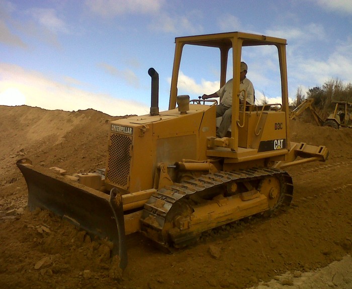 <p>
	Marca&nbsp;&nbsp;&nbsp; - Caterpillar&nbsp;&nbsp;<br />
	Escarificador (Ripper)<br />
	Ancho de hoja &nbsp;- 2.24 m.<br />
	Capacidad de hoja&nbsp;&nbsp; - 1.25 m3<br />
	Consumo promedio&nbsp; - 3 gal/hr<br />
	Capacidad dep&oacute;sito&nbsp; - 30 gal.</p>